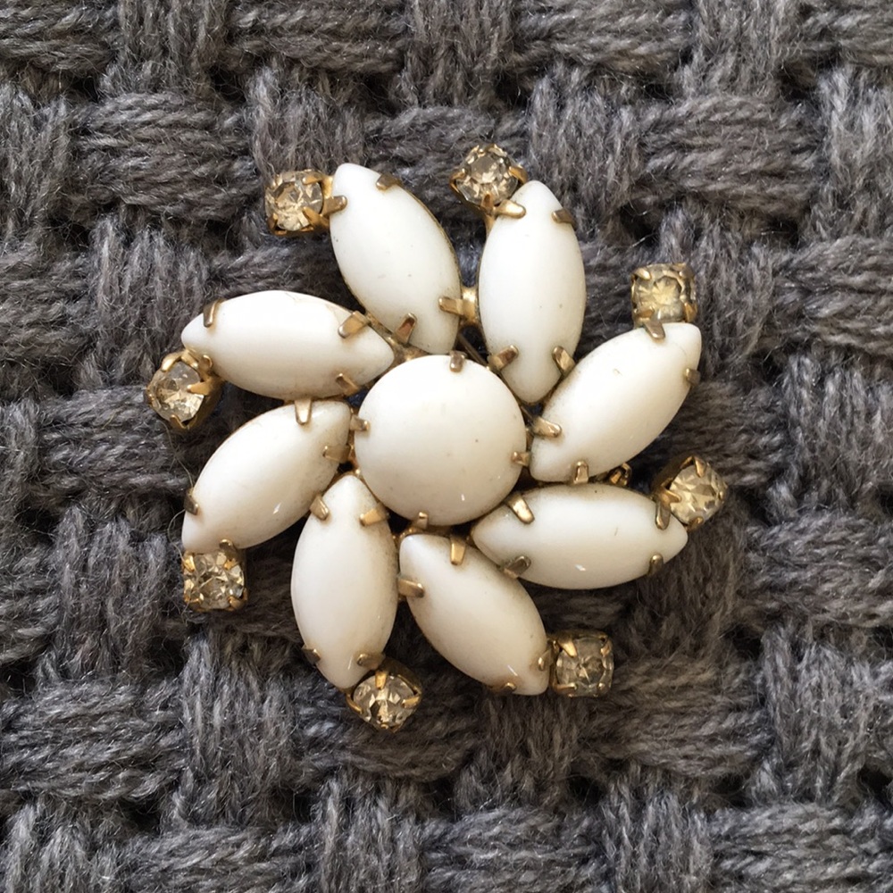 Vintage White Flower Pin Brooch Retro